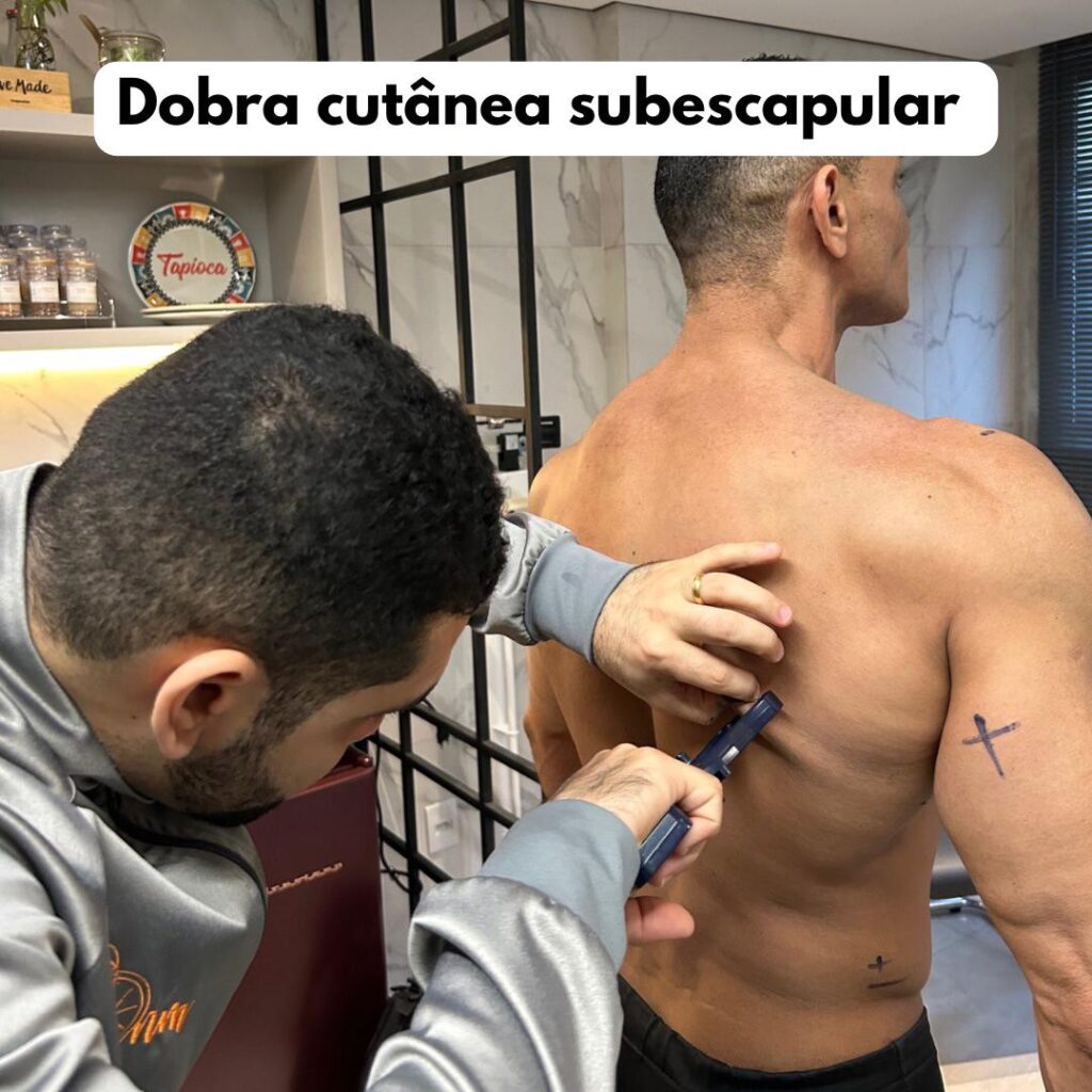 Avaliador utilizando plicômetro para medir dobras cutâneas.